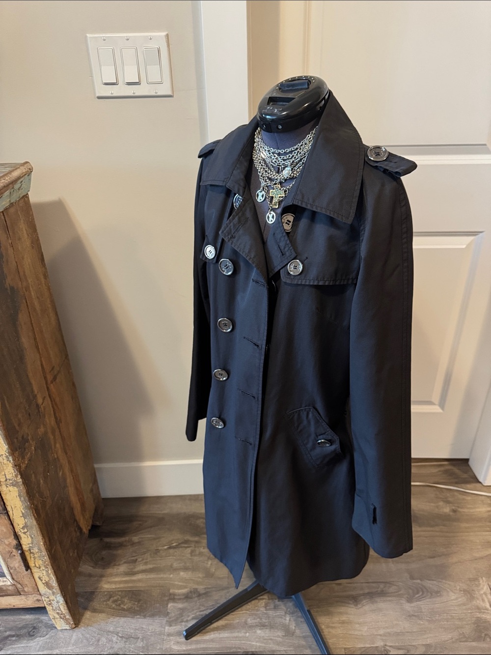 Black Double-Breasted Trench Coat - Tailored Style - est medium ( belts)